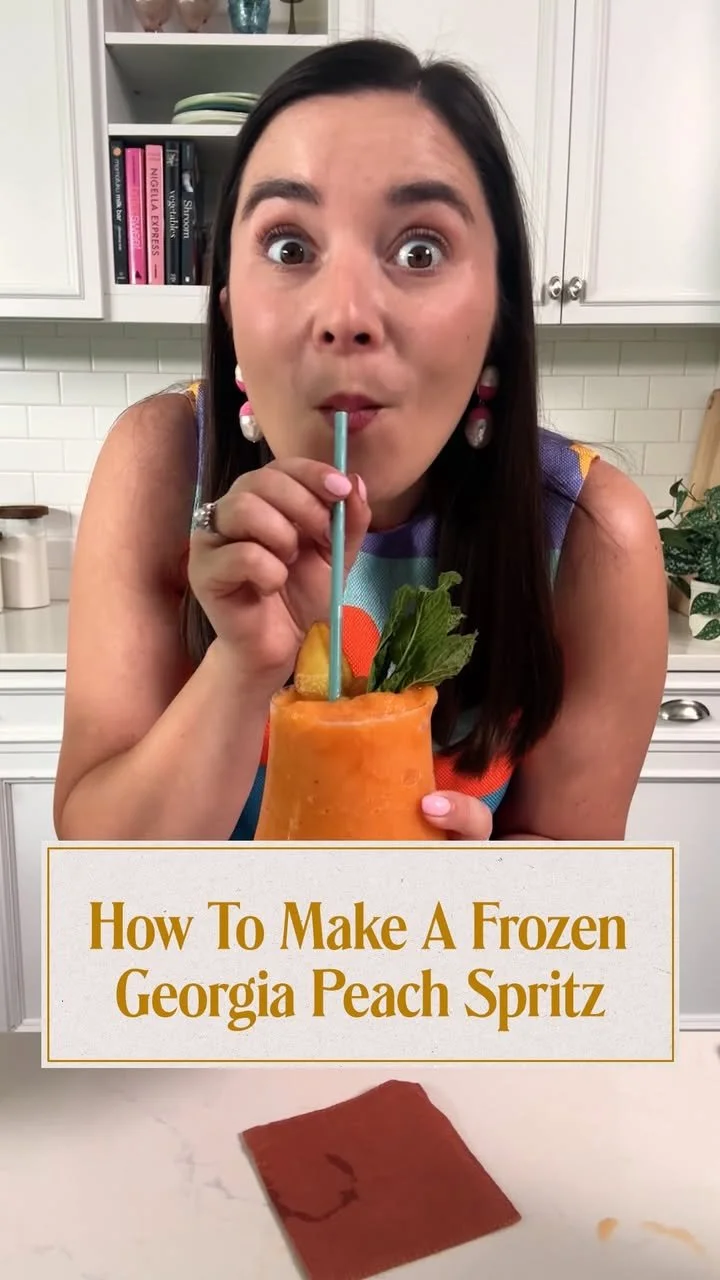 Frozen Georgia Peach Spritz Recipe 1 A refreshing Frozen Georgia Peach Spritz in a glass, garnished with peach slices.